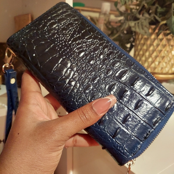 Blue faux croc long wallet - Picture 4 of 6